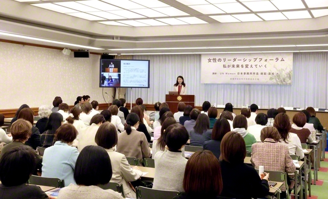 女性平和委員会のフォーラムで講演する焼家所長（戸田記念国際会館で）