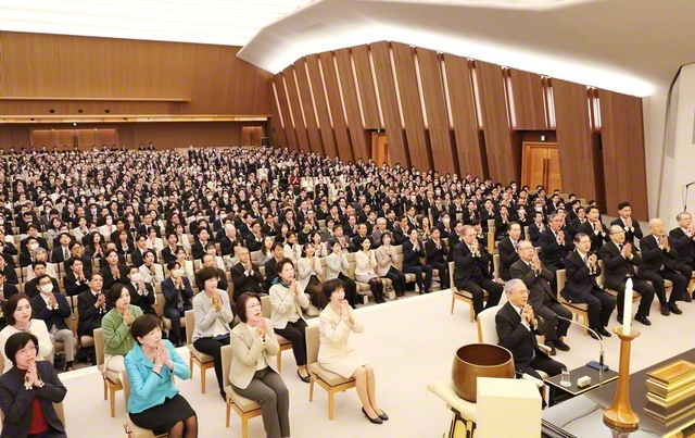 「日蓮大聖人御聖誕の日」を記念する勤行会。原田会長を導師に、報恩の祈りをささげた（13日、広宣流布大誓堂で）