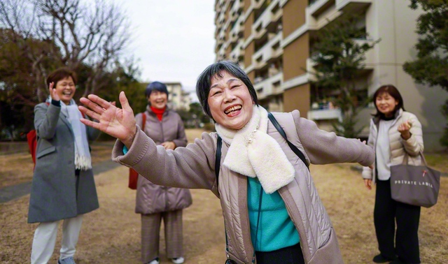 畑中さん（手前）の明るさは地域に欠かせない。「下向いてても、何も進みませんやろ」。力ずくで笑わせに走ることも