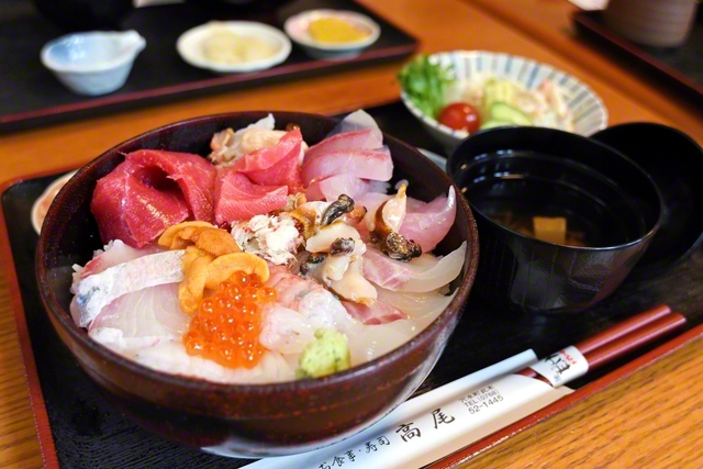 奥能登の魅力がたっぷり詰まった「能登丼」（「お食事寿司　高尾」は、穴水インターチェンジから車で約5分）