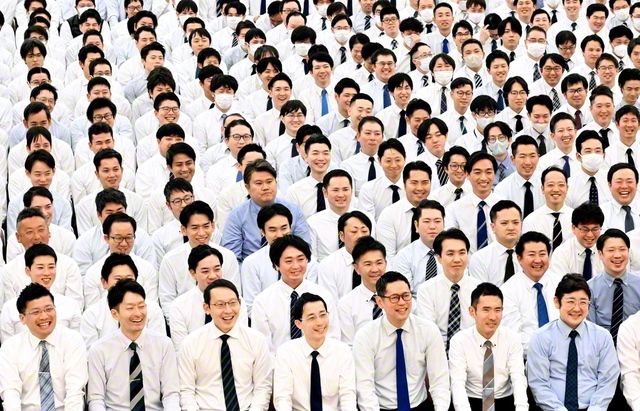 学会厳護の誇りを胸に対話拡大に駆ける創価班の友。集いでは、「創価班歌」を歌い上げた（15日、東京戸田記念講堂で）