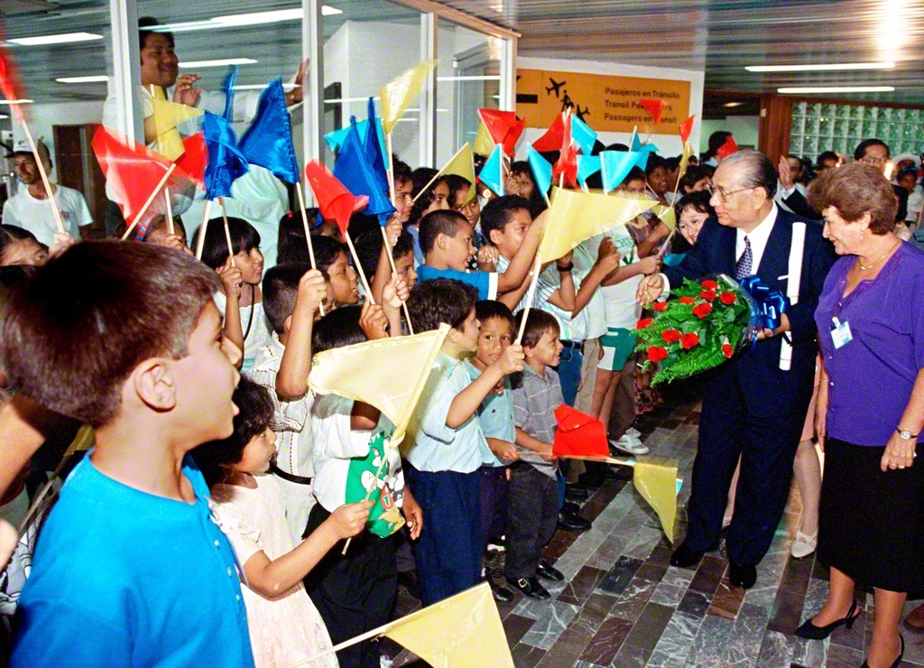 世界中で後継の“未来っ子”にエールを送り続けた池田先生。メキシコでは、空港に駆け付けた子どもたちを励ました（1996年6月、ベラクルス国際空港で）