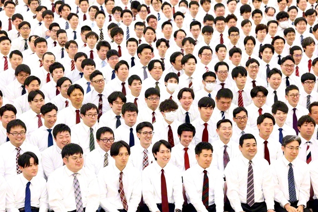 「冥の照覧」こそ誉れ！――結成55周年記念の牙城会大会。皆で牙城会歌「誉れの牙城会」を力の限り大合唱した（15日、東京戸田記念講堂で）