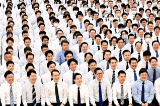 学会厳護の誇りを胸に対話拡大に駆ける創価班の友。集いでは、「創価班歌」を歌い上げた（15日、東京戸田記念講堂で）