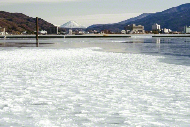 全面結氷の静寂から一転した諏訪湖。緩んだ寒気が氷を岸に寄せることで、独特な造形美を楽しめる（長野県下諏訪町）＝長野・小松恵三通信員
