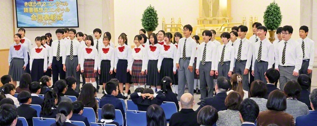 合唱を披露する富士中学生合唱団（昨年12月）