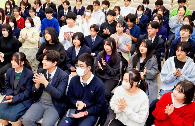 志高く会合に集う国際委員会などの未来部メンバー（同）