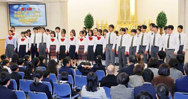 合唱を披露する富士中学生合唱団（昨年12月）