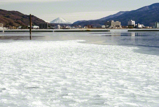 全面結氷の静寂から一転した諏訪湖。緩んだ寒気が氷を岸に寄せることで、独特な造形美を楽しめる（長野県下諏訪町）＝長野・小松恵三通信員