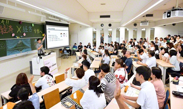 創大のオープンキャンパスで行われた体験授業。参加した高校生からは「引き込まれる内容に、もっと学びたいと感じた」との声が（昨年8月）