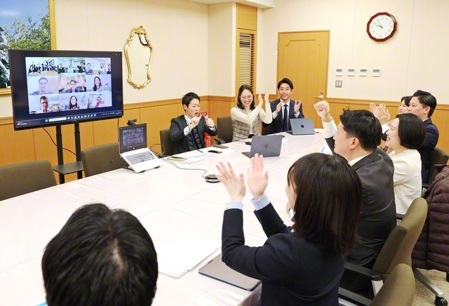 日米青年部のオンライン交流会。3月の「日米青年平和総会」へ、師恩に報いる広布拡大を誓い合った（東京・新宿区の学会本部第2別館で）