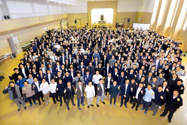 広布の新たな時代を勝ち開く！――後継の使命を確認し、決意に奮い立った全国の男子部リーダー（昨年12月、東京・新宿区の妙音会館での代表者大会）