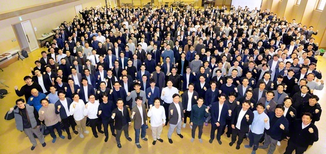 広布の新たな時代を勝ち開く！――後継の使命を確認し、決意に奮い立った全国の男子部リーダー（昨年12月、東京・新宿区の妙音会館での代表者大会）