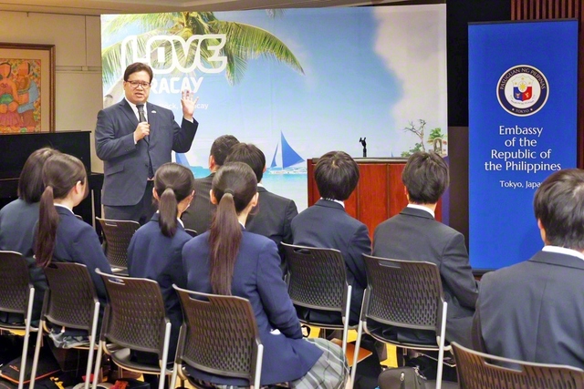 ヘスス臨時代理大使が、創価高校生の質問に真摯に答える（東京・港区のフィリピン大使館で）