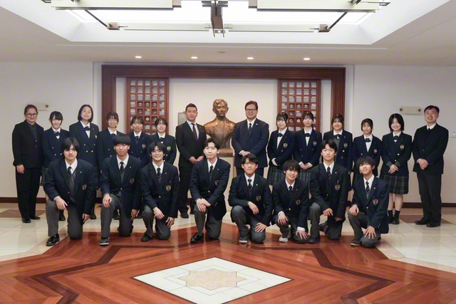 ヘスス臨時代理大使（後列右から7人目）と創価高校生が記念のカメラに