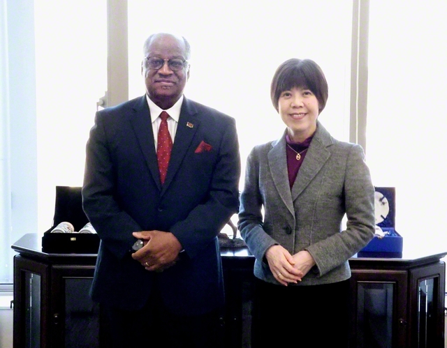 マラウイ共和国のチシザ大使㊧と創大の鈴木学長が記念のカメラに。懇談は終始和やかに行われた（創大中央教育棟で）