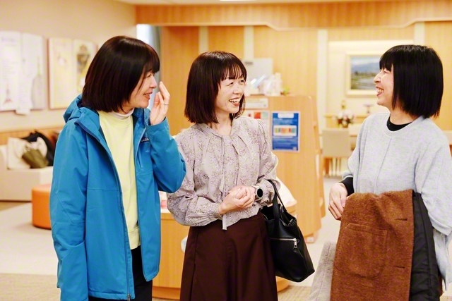 女性部の皆さんの励ましが、加藤さん㊥の生き抜く力に（長野・松本平和会館で）