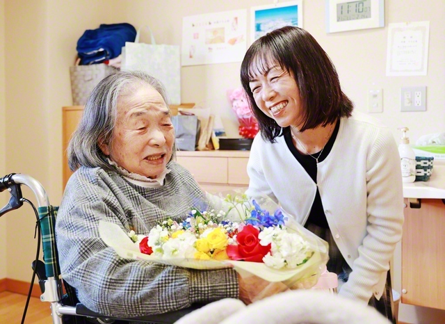 今月23日に、79歳の誕生日を迎える母・さちよさん㊧へ、加藤さんが祝福の花束を。さちよさんは認知症を患い、特別養護老人ホームで暮らしている（長野県松本市内で）