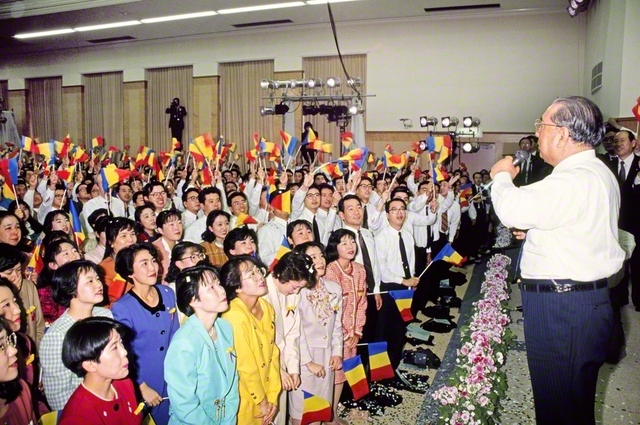 1992年1月12日、鎌倉と湘南の友が集った「合同総会・文化合唱祭」に出席し、エールを送る池田先生。「どうか皆さまは、毅然と胸を張り、わが唱える題目の波動は、百千万億光年の先までも及んでいく――そうした大確信の信心で功徳を受けきっていただきたい」と語った（横浜平和講堂で）
