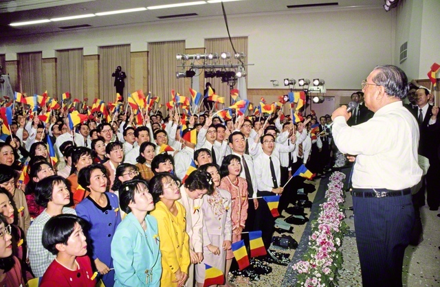 1992年1月12日、鎌倉と湘南の友が集った「合同総会・文化合唱祭」に出席し、エールを送る池田先生。「どうか皆さまは、毅然と胸を張り、わが唱える題目の波動は、百千万億光年の先までも及んでいく――そうした大確信の信心で功徳を受けきっていただきたい」と語った（横浜平和講堂で）
