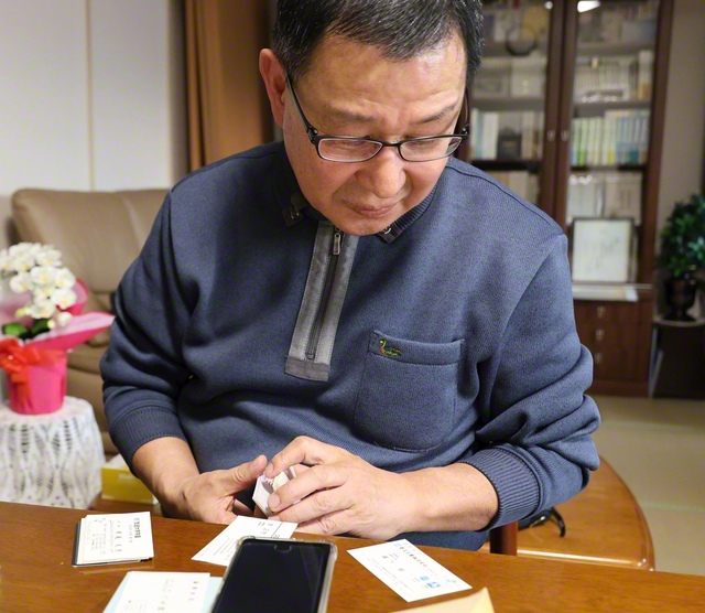 「本当に多くの人と交流してきました」と、名刺を見ながら振り返る高田さん。一つ一つの出会いが人生の宝だ