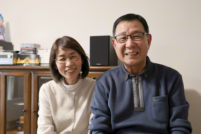 高田さんを陰で支える妻・盛子さん㊧と。雪降る中の取材だったが、2人の笑顔に心が温まる思いがした