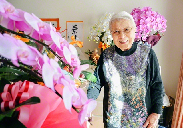 取材の日は齋藤はつえさんの102歳の誕生日で、たくさんのお花が届いていた。学会本部を陰で支えてきた人。今は日だまりの部屋に暮らす。「陰徳陽報」。その言葉が自然と浮かぶ