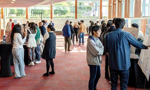 アメリカ創価大学の教育プログラム「ラーニング・クラスター」の報告会。同プログラムに参加したSUA生は「実地経験などを通して、“世界市民”の責任感で、社会課題を捉えることができました」等と語った（1月28日、同大学で）©Soka　University　of　America