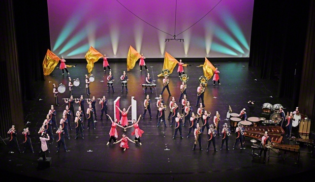 躍動の演奏・演技を披露し、金賞に輝いた富士鼓笛隊の創価シャイニングスピリッツ（大阪・堺市民芸術文化ホール〈フェニーチェ堺〉で）