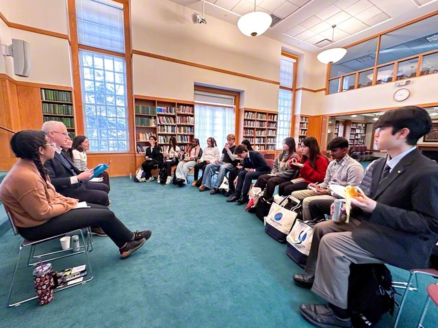 核軍縮教育をテーマにしたクラス。ケンブリッジ市の池田国際対話センターを訪れた©Soka　University　of　America