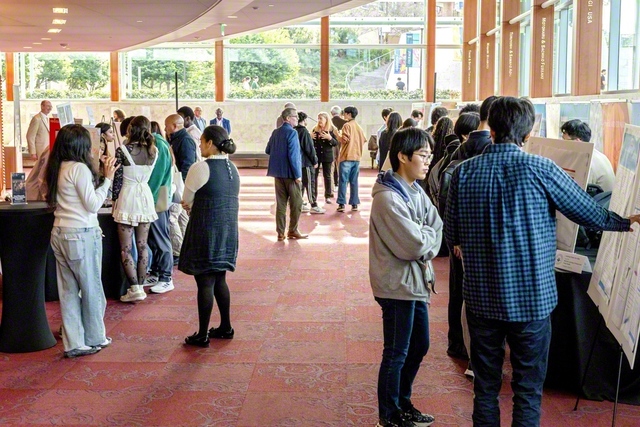 アメリカ創価大学の教育プログラム「ラーニング・クラスター」の報告会。同プログラムに参加したSUA生は「実地経験などを通して、“世界市民”の責任感で、社会課題を捉えることができました」等と語った（1月28日、同大学で）©Soka　University　of　America