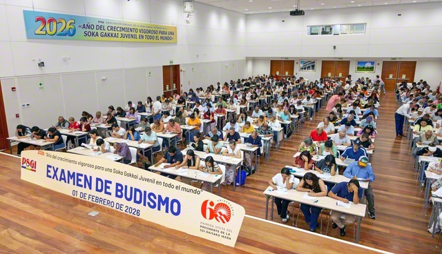 ペルー文化会館で行われた教学試験に挑む受験者（以下、同）