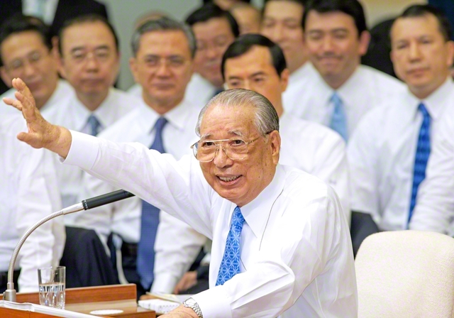 本部幹部会、北海道栄光総会でスピーチする池田先生（2006年9月7日、東京牧口記念会館で）。「青年を、どんどん育て、使命の晴れ舞台に送り出していく。これこそ学会の大方針でなければならない」と