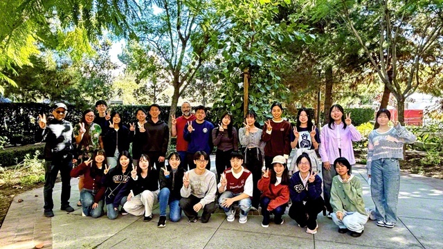 今回、フィールドワークに参加したのは、関西高の3年生20人。南カリフォルニア大学で記念のカメラに（1月29日）