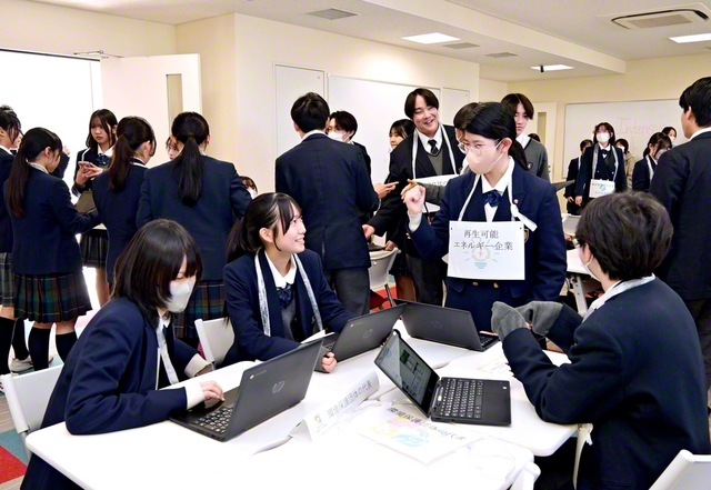東京・創価高校の1年生が原発再稼働の是非を巡り、環境保護団体や、被災地住民の代表などに分かれ、議論を行った