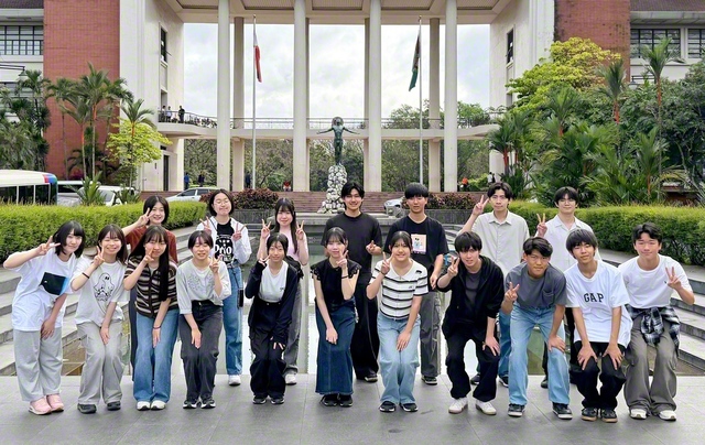 フィリピン大学ディリマン校を訪れた東京高の生徒が笑顔で（1月27日）