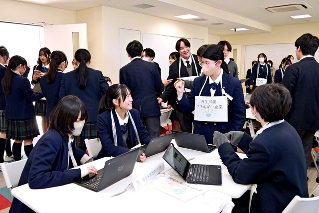 東京・創価高校の1年生が原発再稼働の是非を巡り、環境保護団体や、被災地住民の代表などに分かれ、議論を行った