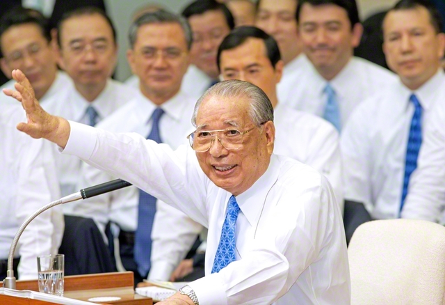 本部幹部会、北海道栄光総会でスピーチする池田先生（2006年9月7日、東京牧口記念会館で）。「青年を、どんどん育て、使命の晴れ舞台に送り出していく。これこそ学会の大方針でなければならない」と