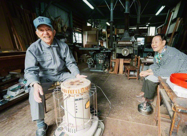 「私らの仕事を、今も必要としてくれる方々がいて、本当にありがたいことだよね。まだまだ頑張らなくちゃ」と窪野さん㊧と妻・かず江さん