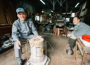 「私らの仕事を、今も必要としてくれる方々がいて、本当にありがたいことだよね。まだまだ頑張らなくちゃ」と窪野さん㊧と妻・かず江さん