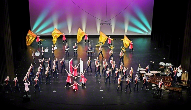 華やかな演奏・演技で、3年連続3度目の金賞に輝いた富士鼓笛隊の創価シャイニングスピリッツ（大阪・堺市民芸術文化ホール〈フェニーチェ堺〉で）