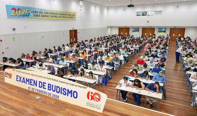 ペルーSGI文化会館で行われた教学試験に挑む受験者