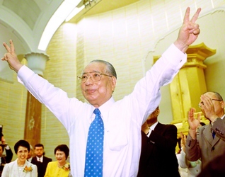 2006年3月9日、池田先生は壮年部幹部会・九州総会を兼ねた本部幹部会に出席。同志の健闘に勝利のVサインで応えた（東京牧口記念会館で）。先生は「青年の育成をどうか、よろしくお願いしたい」と訴えた。「青年にすべてを託す以外にない。未来部に頼むしかない」「そこに、誇り高き『正義の道』『師弟の道』『勝利の道』が、厳然と開かれていく」