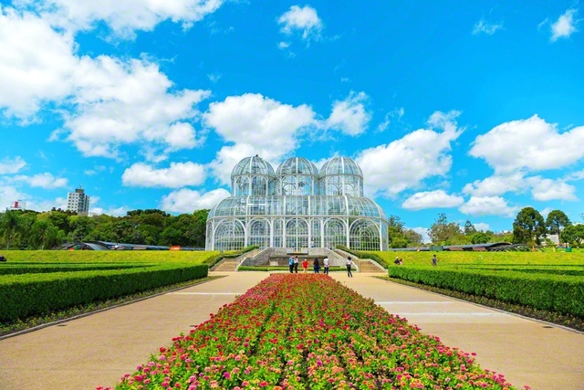奥に見えるガラスの温室が特徴のクリチバ植物園。色とりどりの花々が、訪れる人の心を癒やす