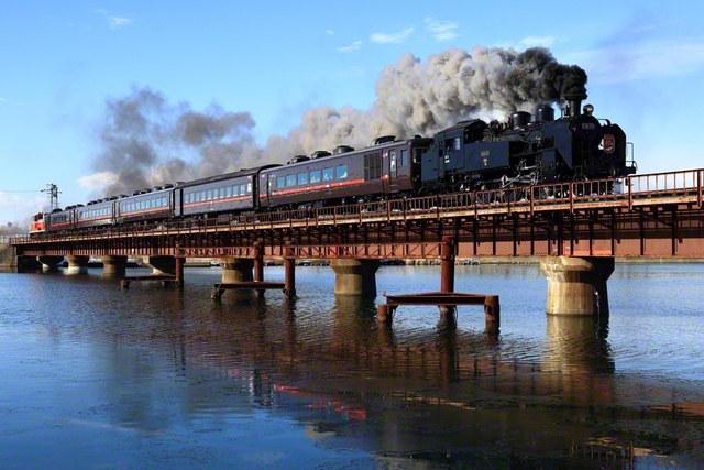 いてつく空気をかき分け進む「SL冬の湿原号」。2000年に運転を始め、冬の風物詩として親しまれている（北海道釧路市）＝北海道・青木洋一通信員