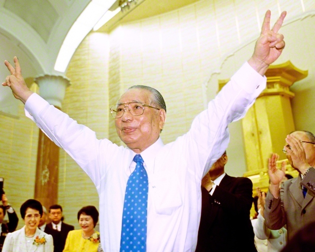 2006年3月9日、池田先生は壮年部幹部会・九州総会を兼ねた本部幹部会に出席。同志の健闘に勝利のVサインで応えた（東京牧口記念会館で）。先生は「青年の育成をどうか、よろしくお願いしたい」と訴えた。「青年にすべてを託す以外にない。未来部に頼むしかない」「そこに、誇り高き『正義の道』『師弟の道』『勝利の道』が、厳然と開かれていく」