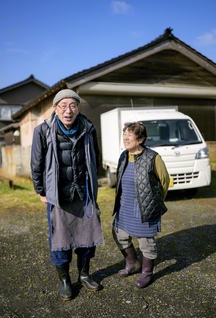 酒谷さん㊧が電話での営業に追われ、くに子さんが気前よく競り落とす。2人の呼吸はぴったり