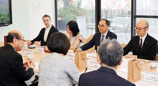 台湾大学の丁副学長（奥の右から2人目）と創価大学の秋谷理事長が今後の展望を語りあった（24日、台湾大学で）