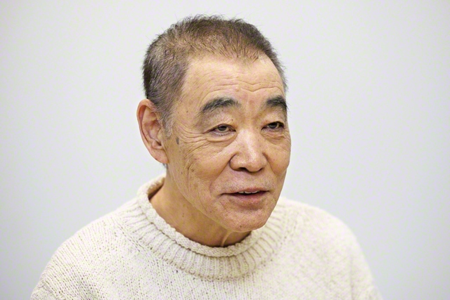 インタビューに答える柄本さん