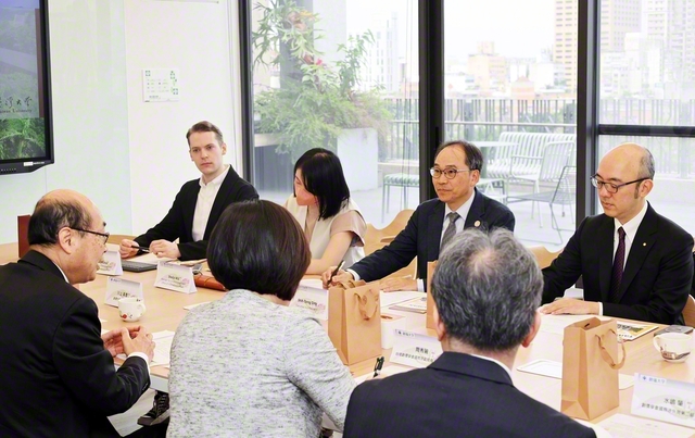 台湾大学の丁副学長（奥の右から2人目）と創価大学の秋谷理事長が今後の展望を語りあった（24日、台湾大学で）